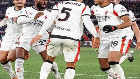 “曼联变革新篇章：拉爵上任，实施重大调整，包括裁员、解除弗格森合同及食堂关闭等”