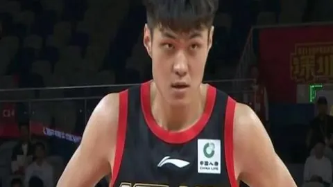 “绿地申花逆转夺冠，汉超贡献突出，揭秘海港蒋光太转会背后的故事”